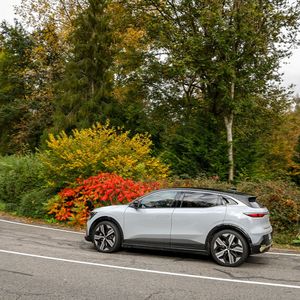 Der Mégane kann Autonomie Level 2, übernimmt Tempolimits, beachtet Kreisverkehre, hält Spur und Abstand zum Vordermann.(Bild:  Renault)