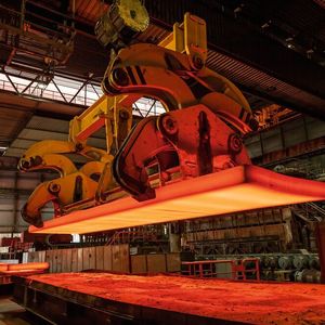 Solche schweren Lasten an Vertikalachsen sind ein Sicherheitsrisiko. Neue Servoumrichter stellen Sicherheitsfunktionen zur Verfügung, die die Bremsen zuverlässig überwachen.