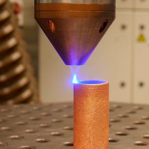Wie alle blauen Laserline-Diodenlaser agiert auch der neue 4-Kilowatt-Laser mit einer Wellenlänge von 445 Nanometern, die von Kupferlegierungen fünfmal besser absorbiert wird. Hier sieht man das System bei der additiven Fertigung eines Kupferbauteils.(Bild:  Laserline)