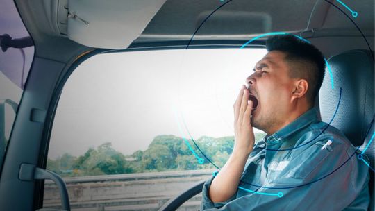 Müde? Dann ist es höchste Zeit für Ihre Fahrerinnen und Fahrer, rechts ran zu fahren und eine Pause einzulegen.(Bild:  Addsecure)