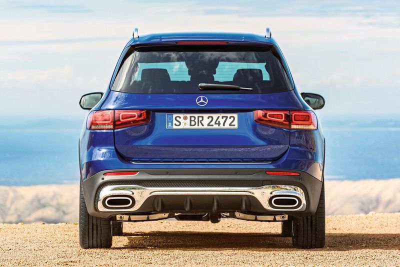Die recht hoch bauende Karosserie des GLB bietet den Fahrgästen vorne eine große Kopffreiheit. (Mercedes-Benz)