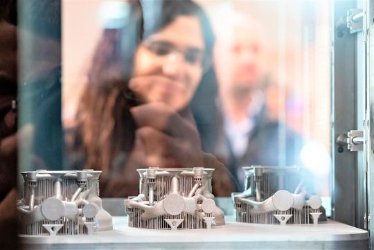 Vom 15. bis 18 November 2022 öffnet die Fachmesse für Additive Fertigung, die Formnext, wieder ihre Tore. Hier erfahren Sie, was dort zu erleben ist, wenn (nicht nur) nahmhafte Unternehmen ihre tollen Ideen, Innovationen und Expertisen im 3D-Druck präsentieren. Vom 15. bis 18 November 2022 öffnet die Fachmesse für Additive Fertigung, die Formnext, wieder ihre Tore. Hier erfahren Sie, was dort zu erleben ist, wenn (nicht nur) nahmhafte Unternehmen ihre tollen Ideen, Innovationen und Expertisen im 3D-Druck präsentieren.
