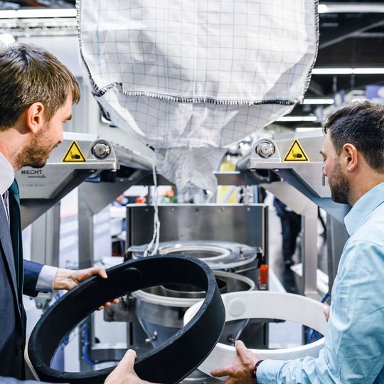 Die Powtech ist mehr als eine reine Fachmesse. Hier wird gearbeitet, diskutiert und der fachliche Austausch von Ingenieur zu Ingenieur eröffnet wertvolle neue Kontakte. Die Powtech ist mehr als eine reine Fachmesse. Hier wird gearbeitet, diskutiert und der fachliche Austausch von Ingenieur zu Ingenieur eröffnet wertvolle neue Kontakte.