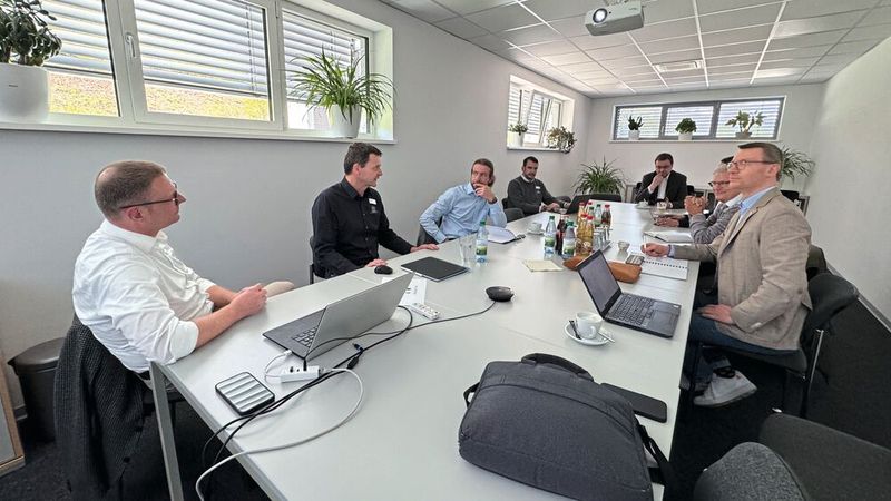 Beim Vor-Ort-Termin mit der Jury erläuterte die Geschäftsführung, wie sie für einen 360-Grad-Blick auf Kunden und ihre Fahrzeuge die notwendigen Daten zusammenführt und aufbereitet. (Bild: Achter – VCG)