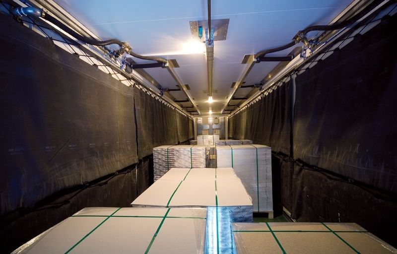 Die Kombination aus automatischer Verladung und Ladungssicherung spart besonders auf den ersten und den letzten Metern der Transportkette, also an der Rampe, viel Zeit ein. (Archiv: Vogel Business Media)