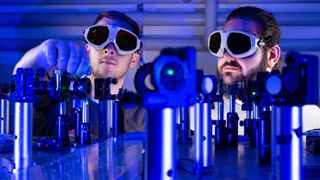 Die Doktoranden Paul Herrmann (l.) und Sebastian Klimmer experimentieren an einem Laser-Versuchsaufbau an der Universität Jena. Dank 2D-Materialien fließen Informationen bis zu 1.000-mal schneller als mit Strom. (Bild: Jens Meyer/Uni Jena)