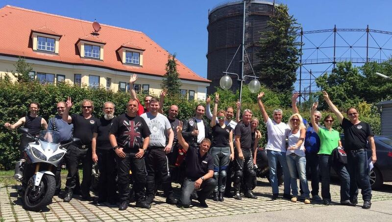 Ready for lift-off: Die Gruppe der Bitrider-Tour traf sich am Freitag in Augsburg im Hof von Vogel IT-Medien. (Foto: Stephan Maderner)