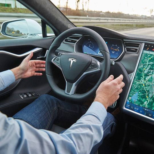 Das Landgericht München I hält Teslas Bezeichnung „Autopilot“ für seine Fahrerassistenzsysteme für irreführend.(Bild: Uwe Rattay)