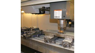 Die auf mehreren Schraubstöcken eingespannten Bauteile werden auf dem vertikalen CNC-Bearbeitungszentrum nacheinander bearbeitet. (Bild: Kroh)