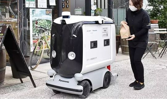 Auch den Japanern gehen die Arbeitskräfte aus. Zum Ausgleich konzentriert man sich verstärkt auf Roboter, wie diesen Serviceroboter von Panasonic, der quasi Kellnerdienste leistet. Hier eine Einschätzung der Situation.(Bild:  kyodo / Panasonic)