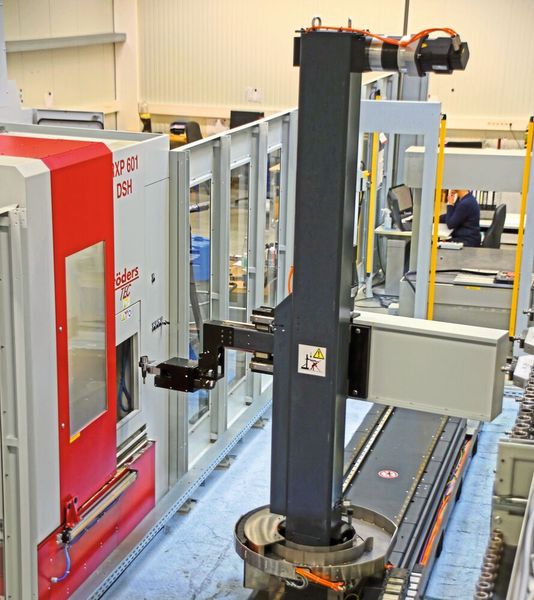 Die Nachbestückung des internen Werkzeugspeichers erfolgt hauptzeitparallel über eine seitliche Schleuse. (Klaus Vollrath)