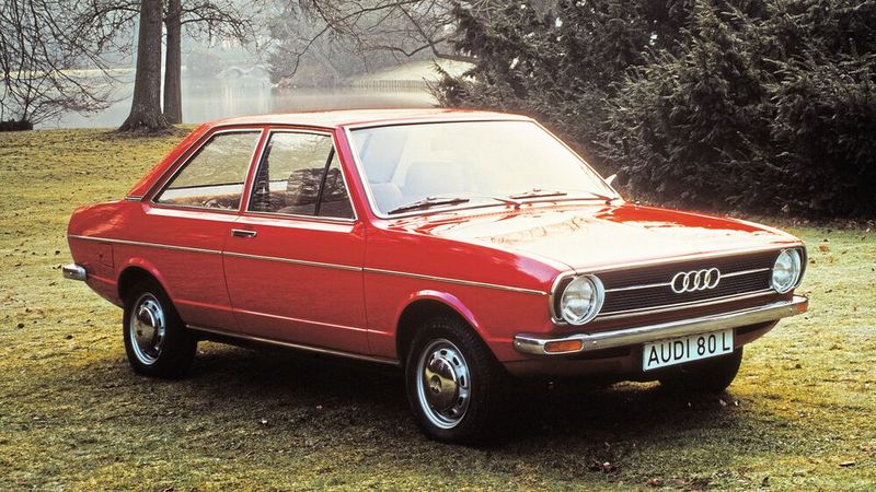 Den Audi 80 gab es in einer zwei- und einer viertürigen Version. Bei den Motoren konnten Käufer anfangs zwischen drei Größen auswählen: einem 1,3 Liter mit 55 PS, sowie einem 1,5 Liter mit 75 PS bzw. 85 PS.  (Bild: Audi)