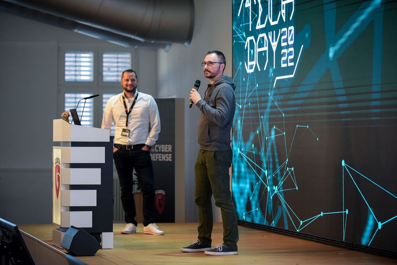 Tim Katarli (Head of Channel Sales, IONOS SE) und Stefan Hausotte (Head of Threat Intelligence & Infrastructure G Data) beim Vortrag (Bild: G Data)