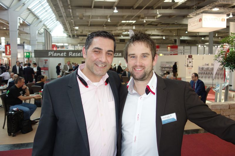 Die zwei haben mehr als nur ein Handy zu bieten: Arbren Zogaj (l.), LG, und Sven Muthke, Sparhandy (Bild: IT-BUSINESS)