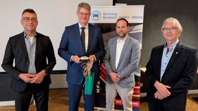 Bundesverkehrsminister Patrick Schnieder (2. v.l.) mit den Obermeistern der Kfz-Innung Bernkastel-Wittlich-Bitburg: Rainer Ferres (l.), Stellvertreter Timo Rings (3. v. l.) und Ehrenobermeister Kurt Mertes (r.).  (Bild: Kfz-Innung Bernkastel-Wittlich-Bitburg)
