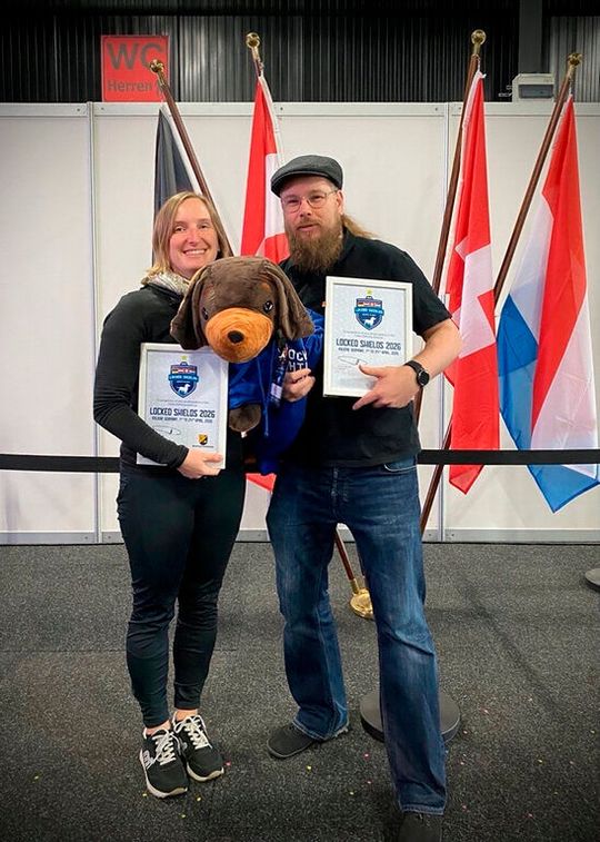Kerstin Hörmann und Jörn Tillmanns von Orange Cyberdefense Germany unterstützten das DACHL-Team bei der NATO-Cyberübung Locked Shields 2026 in Kalkar.(Bild:  Orange Cyberdefense Germany)