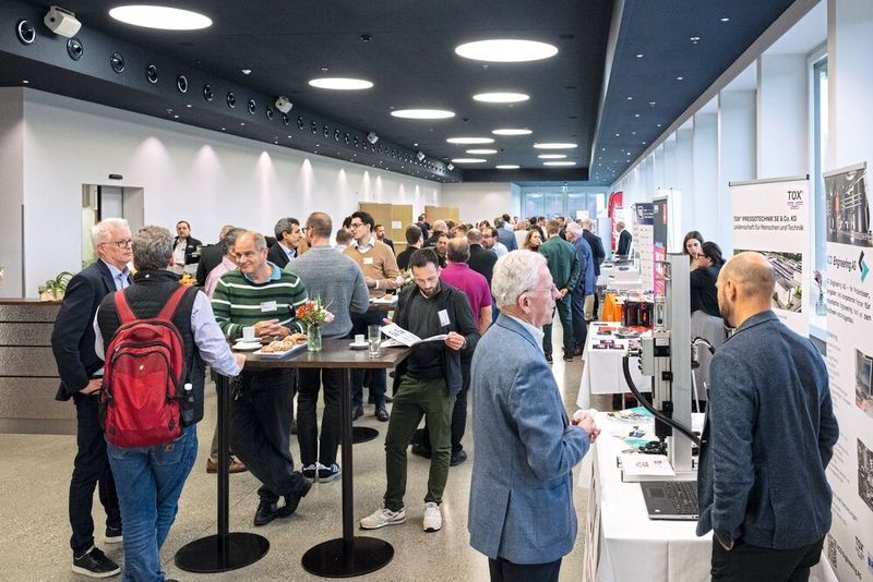 Neben dem Vortragsprogramm gab es eine Fachausstellung mit verschiedenen Unternehmen der Branche und genügend Zeit zum Networking. Spezialisten wie Sigmatek, TTI, Ringspann, datatec, testo, Tox, FMA und Wittenstein haben ihre Produkte und Lösungen zur Automation vorgestellt. (Bild: Thomas Entzeroth)