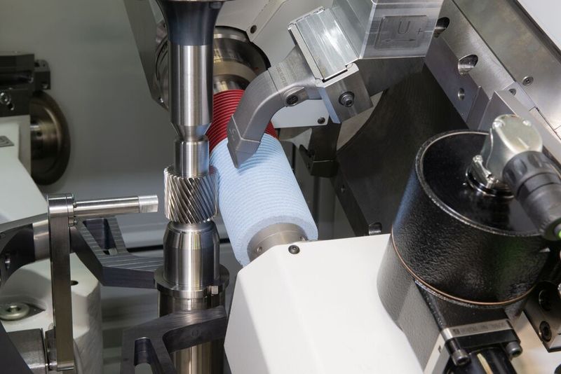Kapp Niles aus Coburg setzt beim Bau seiner Wälz- und Profilschleifmaschinen auf hohe Steifigkeit der Komponenten mit minimalem Materialeinsatz, um nachhaltiger zu werden, was durch FEM-Berechnungen und additive Fertigung erreicht wird. (Bild: Kapp Niles)