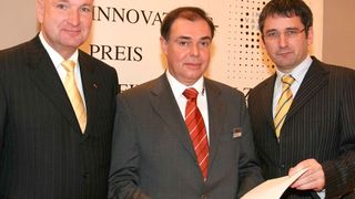 Eingerahmt von Wirtschaftsminister Hendrik Hering (rechts) sowie IHK Hauptgeschäftsführer Hans-Jürgen Podzun nimmt Geschäftsführer Senator h.c. Michael Szczesny den diesjährigen „Innovationspreis Rheinland-Pfalz“ stellvertretend für sein Unternehmen, der Ideenschmiede aus dem Westerwald, entgegen. Bild: IHK Koblenz (Archiv: Vogel Business Media)