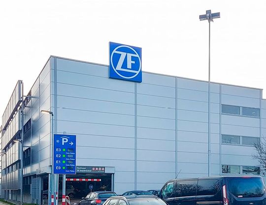 Viele deutsche Unternehmen – vor allem aus dem Automobilsektor – stehen vor einem Chipmangel, weil es Streit zwischen China und Nexperia in den Niederlanden gibt. Betroffen ist auch ZF, wo man versuchen wird, auf die Krise mit teilweiser Kurzarbeit zu reagieren.(Bild:  ZF)