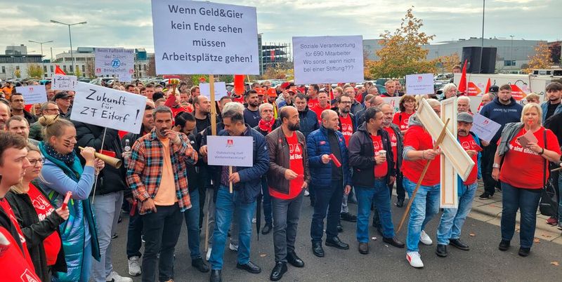 Zentrale Solidaritätsveranstaltung in Schweinfurt am 26. Oktober 2022: Mitarbeiter aus allen deutschen ZF-Standorten waren angereist, um am Rande einer Aufsichtsratssitzung ihre Solidarität mit Eitorf zu bekunden.(Bild:  ZF Group)