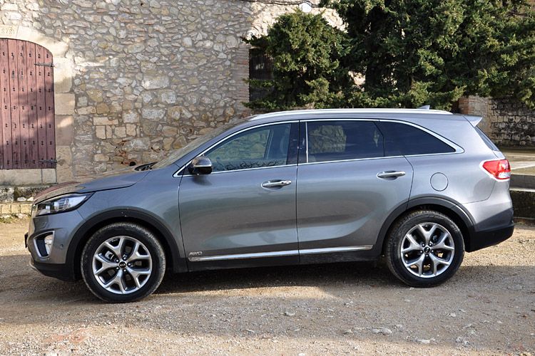 Chromleisten und verchromte Türgriffe lassen den Sorento schon äußerlich hochwertig wirken. (Foto: Wehner)