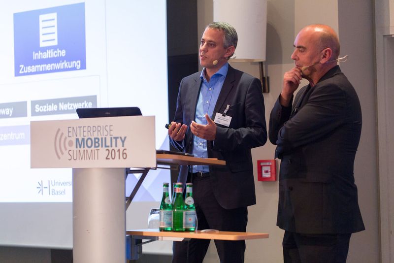 »Beflügeln Sie Ihre Belegschaft mit Mobility«: das Referenzprojekt von Airwatch / Vmware stellten Dominic Schmidt-Rieche (VMware) und Axel Ernst (Unispital Basel) vor. (www.bergemann-fotografie.de)