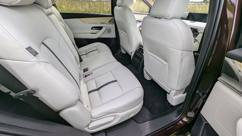 In der zweiten Reihe lassen sich die Sitze längs um zwölf Zentimeter verschieben. Mit vier Passagieren an Bord ist die Beinfreiheit folglich sehr großzügig.  (Bild: Mauritz – VCG)