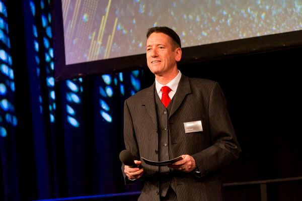 Chefredakteur und Publisher Johann Wiesböck begrüßt die Gäste (Fotograf/Copyright:Fotograf/Copyright: Stefan Bausewein/Vogel Business Media)
