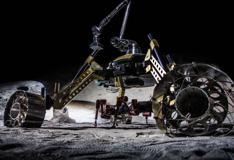 Am Boden abgesetzt, krabbelt CREX unter den Rover. An dessen Bauch befindet sich eine elektromechanische Schnittstelle. Hier kann der Kletterroboter andocken sowie Energie und Informationen mit Sherpa austauschen. (Bild: DKFI/Florian Cordes)