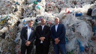 Von links: Lindner-Produktmanager Stefan Scheiflinger-Ehrenwerth, der Daly-Plastics-Geschäftsführer und Eigentümer Peter Daalder sowie Gerd Gerdes (COO) von Daly Plastics vor den Ballen aus Verpackungsfolien, die mithilfe von Lindner-Know-how bald wieder zu einsatzfähigem Granulat recycelt werden, das so gut wie Neuware ist, wie Daly verspricht. (Lindner)