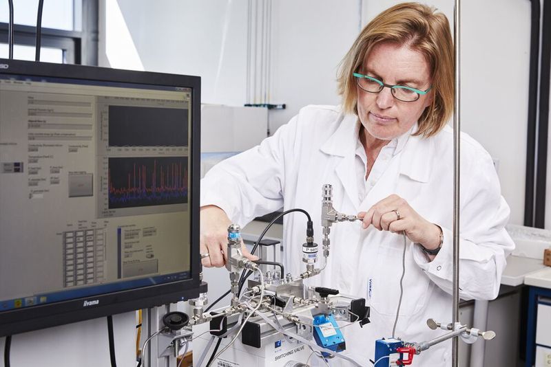 Andrea Iris Schäfer arbeitet an innovativen Technologien zur Wasseraufbereitung. (Sandra Göttisheim, KIT)