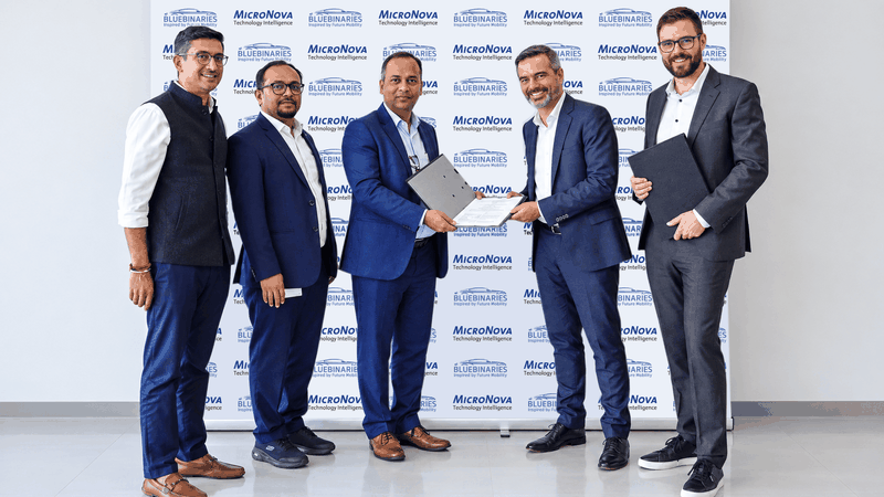 (v.l.n.r.): Akshay Deshraj – Group CFO bei Blue Binaries, Pavan Kodipaka – AVP bei Blue Binaries, Kishore LM – President & COO von Blue Binaries, Orazio Ragonesi – CEO von Micronova, Karl Maximilian – Eigentümer und Vorstandsmitglied der Micronova AG(Bild:  BlueBinaries)