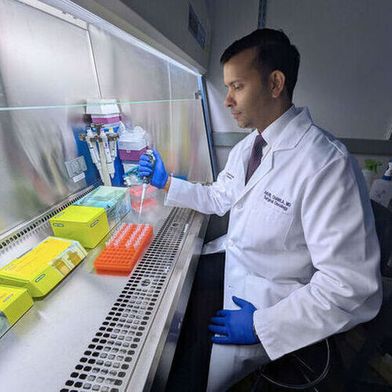 Study senior author Dr. Akhil Chawla, a complex surgical oncologist, working in his lab at Northwestern University Feinberg School of Medicine in Chicago.  (Source: Ben Schamisso / Northwestern University)
