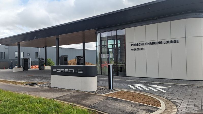 Das Elektroauto laden in angenehmer Atmosphäre: Seit Kurzem ist das für Porsche-Kundinnen und -Kunden in Estenfeld bei Würzburg möglich.(Bild:  Simon – VCG)