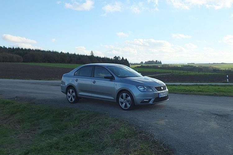 Die 17-Zoll-Räder können wenig am Graue-Maus-Design ändern, tragen aber zum sportlichen Fahrverhalten bei. (Foto: Rosenow)