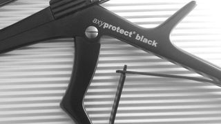 Im hellen Licht des Operationssaals helfen die schwarzen Oberflächen der Operationsinstrumente, da sie blendfrei sind. (Bild: Axyntec)