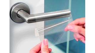 Häufig berührte Flächen wie Türklinken lassen sich jetzt mit einer dauerhaft antimikrobiell wirkenden Schutzfolie von Avery Zweckform überziehen. (Avery Zweckform)