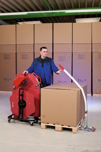 Eine Bedingung bei der neuesten Ergopack-Umreifungsanlage war, dass das System mobil und damit netzunabhängig sein musste. (Ergopack)