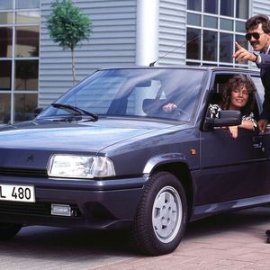 Da geht's lang Madame! Von seinem BX-Topmodell mit 2-Ventil-Motor produzierte Citroën (inkl. dem Sondermodell Millésime) gut 89.000 Exemplare. Hinzu kommen noch 15.440 Einheiten vom GTi 16V, in Frankreich „Soupapes“ (franz. für Ventil) genannt.(Bild:  Citroën / Slg. Immo Mikloweit)