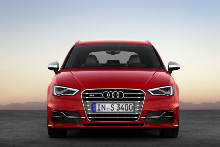 Den Spurt absolviert der stärkste A3 in 5,5 Sekunden, übernimmt die Automatik den Gangwechsel, sind es 5,0 Sekunden. Die Höchstgeschwindigkeit ist in beiden Varianten auf 250 km/h begrenzt. Den Verbrauch gibt der Hersteller mit 7,0 Liter beziehungsweise 6,9 Liter für die Automatikversion an. (Foto: Audi)