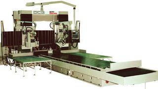 Die XXL-Portalschleifmaschinen arbeiten im Präzisions- beziehungsweise Ultrapräzisionsbereich und seien dafür mit vielfältigen konstruktiven Features ausgerüstet, die ein einheitliches, hoch präzises Schliffbild garantieren sollen. (Bild: Okamoto)