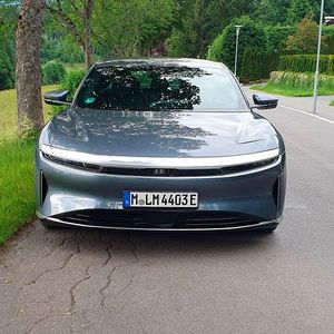 Die Design-Highlights an der Fahrzeugfront sind die schmale silberfarbene Spange und die von Lucid selbst entwickelten Micro-Lens-Array-Scheinwerfer.(Bild:  Mauritz – VCG)