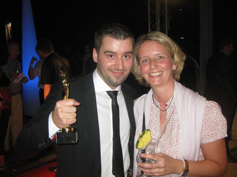 Gekührt mit der schönsten Wade des Abends: Aleander Brückner von HTC mit Stephanie Steen, IT-BUSINESS (Archiv: Vogel Business Media)