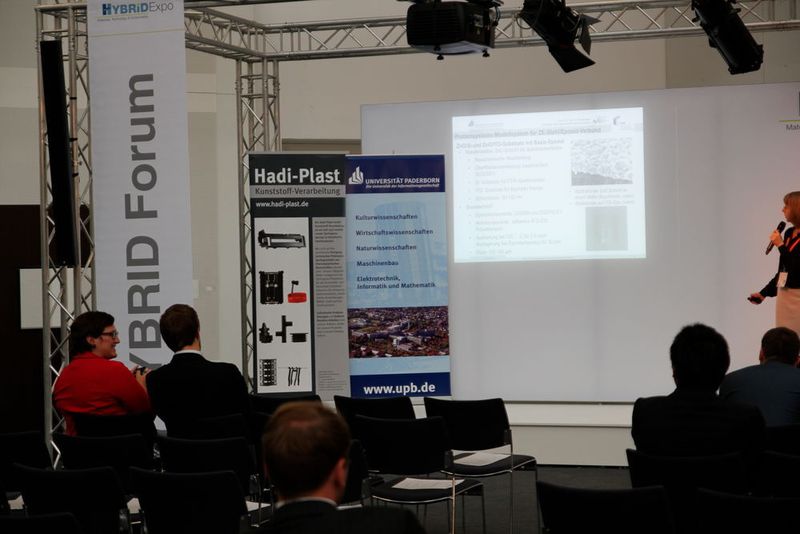 Und das war die zweite Hybrid Expo, die Begleitmesse der Composites Europe mit Fokus auf Bauteile, die aus verschiedenen Werkstoffen aufgebaut sind. Auch bei dieser Messe verzeichnet der Veranstalter deutliche Zuwächse, was ich als Besucher der ersten Hybrid Expo nur bestätigen kann. (Bild: Königsreuther)
