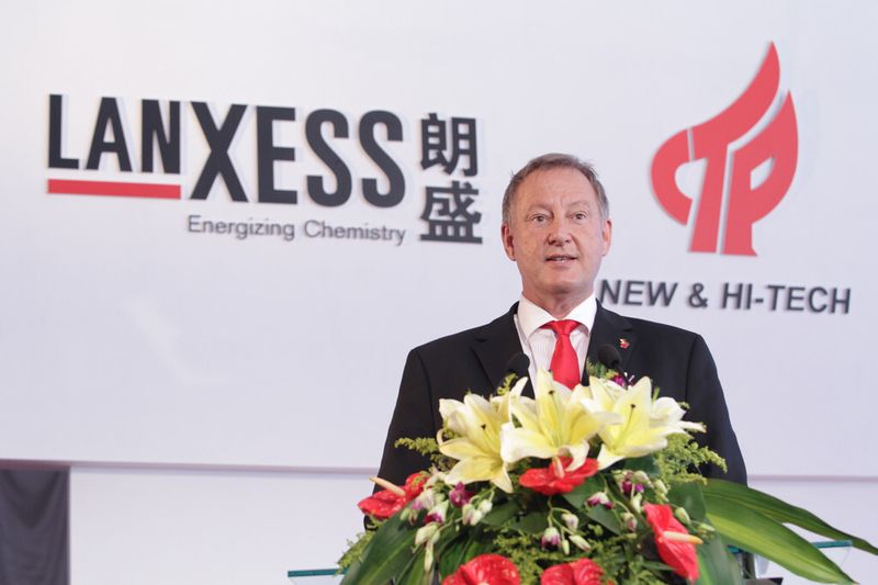 Günther Weymans, Leiter der BU TRP: „Die neue Anlage repräsentiert den nächsten Schritt in die Zukunft.“ (Bild: Lanxess)