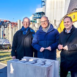 Symbolischer Spatenstich: John O’Donnell, CIO und Gründer von Breakthrough Energy, Tobias Goldschmidt, Minister für die Energiewende, Klimaschutz, Umwelt und Natur des Landes Schleswig-Holstein, und Dr. Thorsten Dreier, CTO von Covestro, unterschreiben einen Ziegelstein, der in der Wärme-Batterie verbaut wird.(Bild:  Covestro)