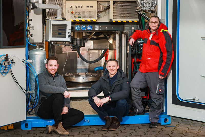 Stolz auf die mobile Fabrik im Container: Axel Sauer, Entwicklungsingenieur, Paul Jahn, Projektmanager, und Stefan Burger, Projektingenieur bei Bionic Production (v.l.n.r.). (Bild: Peiseler/Ulrich Perrey)