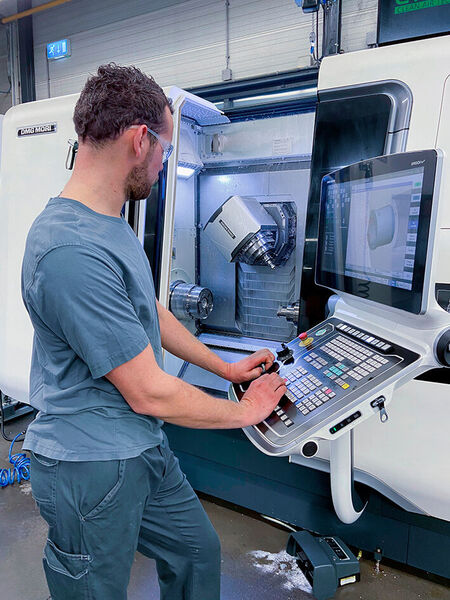 Maschinenbediener Peter Voorsluis fertigt auf der CTX beta 800 TC medizintechnische Instrumente und Bauteile für Röntgenröhren. (DMG Mori)