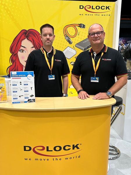 (v. l.) Marcus Hetsch und Alexander Lunow von Tragant sorgten dafür, dass am Ende des Tages gefühlt jeder eine gelbe Tasche von Delock trug. (Bild: Vogel IT-Medien)